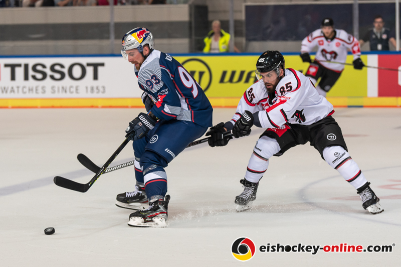 Maximilian Kastner (EHC Red Bull Muenchen) verfolgt von Marek Slovak (HC05 Banska Bystrica) im CHL-Gruppenspiel EHC Red Bull Muenchen gegen den HC 05 Banska Bystrica (Slowakei).Foto: Heike Feiner/Eibner Pressefoto
