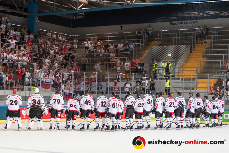 Die Gaeste vor ihrer Fankurve nach dem CHL-Gruppenspiel EHC Red Bull Muenchen gegen den HC 05 Banska Bystrica (Slowakei).Foto: Heike Feiner/Eibner Pressefoto