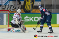 Trevor Parkes (EHC Red Bull Muenchen) gegen Tyler Beskorowany (Torwart, HC05 Banska Bystrica) im CHL-Gruppenspiel EHC Red Bull Muenchen gegen den HC 05 Banska Bystrica (Slowakei).Foto: Heike Feiner/Eibner Pressefoto