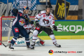 Philip Gogulla (EHC Red Bull Muenchen) und Martin Nemcik (HC05 Banska Bystrica) vor dem Tor von Tyler Beskorowany (Torwart, HC05 Banska Bystrica) im CHL-Gruppenspiel EHC Red Bull Muenchen gegen den HC 05 Banska Bystrica (Slowakei).Foto: Heike Feiner/Eibner Pressefoto