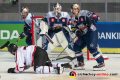 Luca Zitterbart (EHC Red Bull Muenchen) verteidigt gegen Mario Roth (HC05 Banska Bystrica) im CHL-Gruppenspiel EHC Red Bull Muenchen gegen den HC 05 Banska Bystrica (Slowakei).Foto: Heike Feiner/Eibner Pressefoto