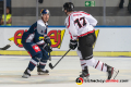 Blake Parlett (EHC Red Bull Muenchen) gegen Gilbert Gabor (HC05 Banska Bystrica) im CHL-Gruppenspiel EHC Red Bull Muenchen gegen den HC 05 Banska Bystrica (Slowakei).Foto: Heike Feiner/Eibner Pressefoto