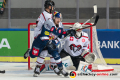 Tibor Varga (HC05 Banska Bystrica) und Tyler Beskorowany (Torwart, HC05 Banska Bystrica) verteidigen gegen Maximilian Daubner (EHC Red Bull Muenchen) im CHL-Gruppenspiel EHC Red Bull Muenchen gegen den HC 05 Banska Bystrica (Slowakei).Foto: Heike Feiner/Eibner Pressefoto