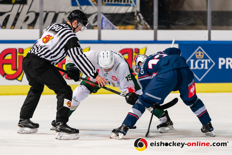 Gustav Rydahl (Faerjestad BK Karlstad) beim Bully mit Mads Christensen (EHC Red Bull Muenchen) im Gruppenspiel der Champions Hockey League zwischen dem EHC Red Bull München und Färjestad Karlstad (Schweden) am 08.10..2019.