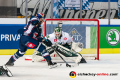 Patrick Hager (EHC Red Bull Muenchen)  vor dem Tor von Markus Svensson (Torwart, Faerjestad BK Karlstad) im CHL-Gruppenspiel EHC Red Bull Muenchen gegen Faerjestad BK Karlstad (Schweden).Foto: Heike Feiner/Eibner Pressefoto