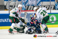 Hochbetrieb vor dem Tor von Markus Svensson (Torwart, Faerjestad BK Karlstad) mit Patrick Hager (EHC Red Bull Muenchen) im CHL-Gruppenspiel EHC Red Bull Muenchen gegen Faerjestad BK Karlstad (Schweden).Foto: Heike Feiner/Eibner Pressefoto