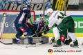 Andrew Bodnarchuk (EHC Red Bull Muenchen) und Victor Ejdsell (Faerjestad BK Karlstad) vor dem Tor von Danny aus den Birken (Torwart, EHC Red Bull Muenchen) im Gruppenspiel der Champions Hockey League zwischen dem EHC Red Bull München und Färjestad Karlstad (Schweden) am 08.10..2019.