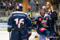 Abklatschen zwischen Konrad Abeltshauser (EHC Red Bull Muenchen) und Mark Voakes (EHC Red Bull Muenchen) nach dem Treffer von Philip Gogulla (EHC Red Bull Muenchen) zum 2:0 im Gruppenspiel der Champions Hockey League zwischen dem EHC Red Bull München und Färjestad Karlstad (Schweden) am 08.10..2019.