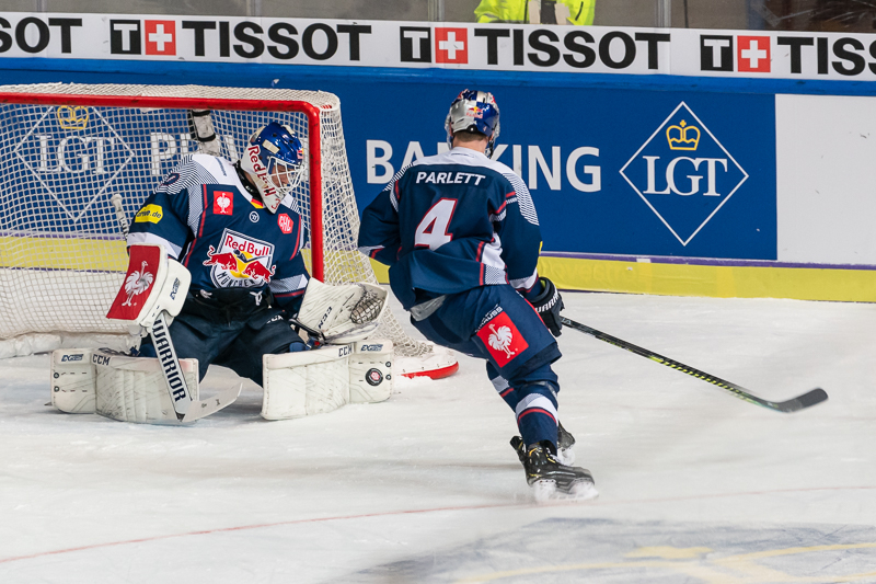 Daniel Fiessinger (Torwart, EHC Red Bull Muenchen) und Blake Parlett (EHC Red Bull Muenchen) im Viertelfinal-Rückspiel der Champions Hockey League zwischen dem EHC Red Bull München und Djurgarden IF Stockholm (Schweden) am 10.12.2019.