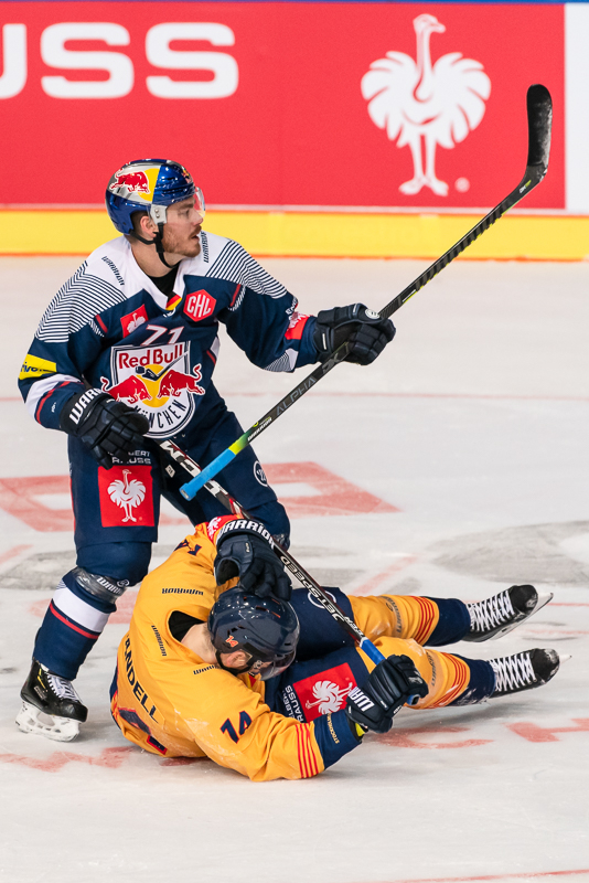 Chris Bourque (EHC Red Bull Muenchen) und Tom Wandell (Djurgarden IF Stockholm) im Viertelfinal-Rückspiel der Champions Hockey League zwischen dem EHC Red Bull München und Djurgarden IF Stockholm (Schweden) am 10.12.2019.