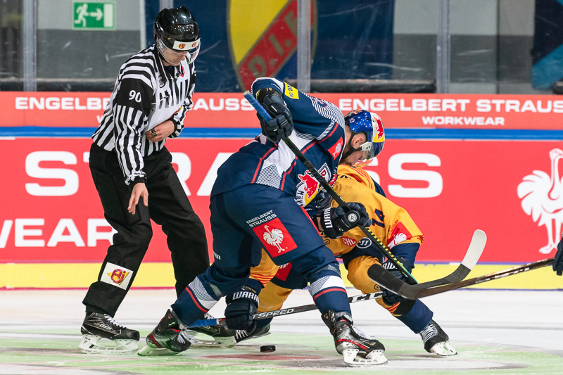 Linesman Andreas Hofer führt ein Bully aus zwischen Maximilian Kastner (EHC Red Bull Muenchen) und Tom Wandell (Djurgarden IF Stockholm) im Viertelfinal-Rückspiel der Champions Hockey League zwischen dem EHC Red Bull München und Djurgarden IF Stockholm (Schweden) am 10.12.2019.