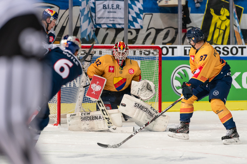 Karri Raemoe (Torwart, Djurgarden IF Stockholm) haelt den Schuss von Daryl Boyle (EHC Red Bull Muenchen) im Viertelfinal-Rückspiel der Champions Hockey League zwischen dem EHC Red Bull München und Djurgarden IF Stockholm (Schweden) am 10.12.2019.