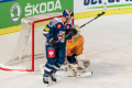 Jason Jaffray (EHC Red Bull Muenchen) versucht Karri Raemoe (Torwart, Djurgarden IF Stockholm) zu überwinden im Viertelfinal-Rückspiel der Champions Hockey League zwischen dem EHC Red Bull München und Djurgarden IF Stockholm (Schweden) am 10.12.2019.