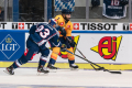 Maximilian Kastner (EHC Red Bull Muenchen) und Jason Garrison (Djurgarden IF Stockholm) im Viertelfinal-Rückspiel der Champions Hockey League zwischen dem EHC Red Bull München und Djurgarden IF Stockholm (Schweden) am 10.12.2019.