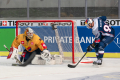Maximilian Kastner (EHC Red Bull Muenchen) scheitert gegen Karri Raemoe (Torwart, Djurgarden IF Stockholm) im Viertelfinal-Rückspiel der Champions Hockey League zwischen dem EHC Red Bull München und Djurgarden IF Stockholm (Schweden) am 10.12.2019.
