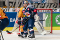 Dennis Lobach (EHC Red Bull Muenchen) und Robin Norell (Djurgarden IF Stockholm) vor dem Tor von Karri Raemoe (Torwart, Djurgarden IF Stockholm) im Viertelfinal-Rückspiel der Champions Hockey League zwischen dem EHC Red Bull München und Djurgarden IF Stockholm (Schweden) am 10.12.2019.