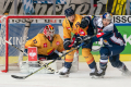 Sebastian Strandberg (Djurgarden IF Stockholm) und Daryl Boyle (EHC Red Bull Muenchen) vor dem Tor von Karri Raemoe (Torwart, Djurgarden IF Stockholm)  im Viertelfinal-Rückspiel der Champions Hockey League zwischen dem EHC Red Bull München und Djurgarden IF Stockholm (Schweden) am 10.12.2019.