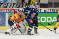 Jason Jaffray (EHC Red Bull Muenchen) vor dem Tor von Karri Raemoe (Torwart, Djurgarden IF Stockholm) im Viertelfinal-Rückspiel der Champions Hockey League zwischen dem EHC Red Bull München und Djurgarden IF Stockholm (Schweden) am 10.12.2019.