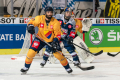 Jason Garrison (Djurgarden IF Stockholm) und John Jason Peterka (EHC Red Bull Muenchen) vor dem Tor von Karri Raemoe (Torwart, Djurgarden IF Stockholm) im Viertelfinal-Rückspiel der Champions Hockey League zwischen dem EHC Red Bull München und Djurgarden IF Stockholm (Schweden) am 10.12.2019.