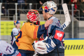 Karri Raemoe (Torwart, Djurgarden IF Stockholm) und Daniel Fiessinger (Torwart, EHC Red Bull Muenchen) beim Shakehands im Viertelfinal-Rückspiel der Champions Hockey League zwischen dem EHC Red Bull München und Djurgarden IF Stockholm (Schweden) am 10.12.2019.