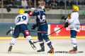 Elias Bianchi (HC Ambri-Piotta) beobachtet eine Keilerei zwischen Michael Fora (HC Ambri-Piotta) und Trevor Parkes (EHC Red Bull Muenchen) im Gruppenspiel der Champions Hockey League zwischen dem EHC Red Bull München und dem HC Ambri-Piotta (Schweiz) am 29.08.2019.