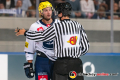 Ein Linesman im Gespraech mit Michael Fora (HC Ambri-Piotta) im Gruppenspiel der Champions Hockey League zwischen dem EHC Red Bull München und dem HC Ambri-Piotta (Schweiz) am 29.08.2019.