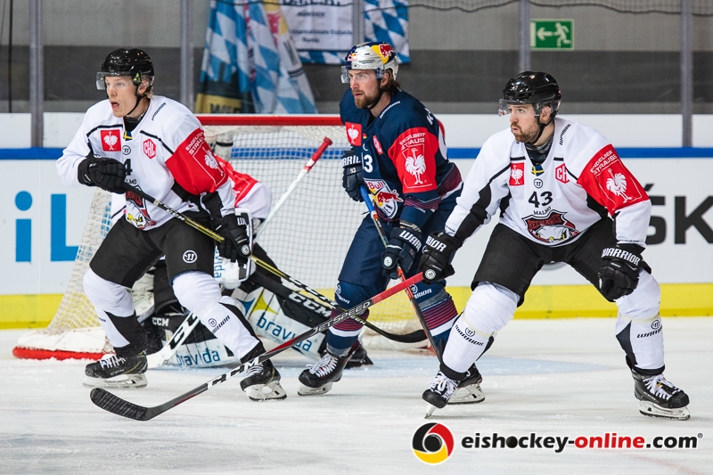 Maximilian Kastner (EHC Red Bull Muenchen) zwischen Albin Johansson (Malmoe Redhawks) und Nichlas Hardt (Malmoe Redhawks) im Gruppenspiel im Rahmen der Champions Hockey League zwischen dem EHC Red Bull München und den Malmö Redhawks (Schweden) am 09.10.2018.