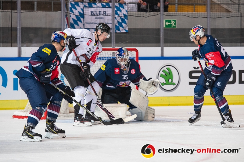 Emil Quaas (EHC Red Bull Muenchen), Kevin Reich (Torwart, EHC Red Bull Muenchen) und Ryan Button (EHC Red Bull Muenchen) verteidigen gegen Lars Bryggman (Malmoe Redhawks) im Gruppenspiel im Rahmen der Champions Hockey League zwischen dem EHC Red Bull München und den Malmö Redhawks (Schweden) am 09.10.2018.