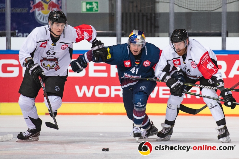 Fredrik Haendemark (Malmoe Redhawks) und Jens Olsson (Malmoe Redhawks) gegen Jakob Mayenschein (EHC Red Bull Muenchen) im Gruppenspiel im Rahmen der Champions Hockey League zwischen dem EHC Red Bull München und den Malmö Redhawks (Schweden) am 09.10.2018.