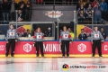 Das Schiedsrichtergespann bei den Nationalhympnen vor dem Gruppenspiel im Rahmen der Champions Hockey League zwischen dem EHC Red Bull München und den Malmö Redhawks (Schweden) am 09.10.2018.