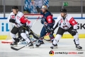 Maximilian Kastner (EHC Red Bull Muenchen) zwischen Albin Johansson (Malmoe Redhawks) und Nichlas Hardt (Malmoe Redhawks) im Gruppenspiel im Rahmen der Champions Hockey League zwischen dem EHC Red Bull München und den Malmö Redhawks (Schweden) am 09.10.2018.