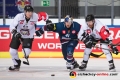 Fredrik Haendemark (Malmoe Redhawks) und Jens Olsson (Malmoe Redhawks) gegen Jakob Mayenschein (EHC Red Bull Muenchen) im Gruppenspiel im Rahmen der Champions Hockey League zwischen dem EHC Red Bull München und den Malmö Redhawks (Schweden) am 09.10.2018.