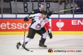 Zweikampf zwischen John Mitchell (EHC Red Bull Muenchen) und Matias Lassen (Malmoe Redhawks)  im Gruppenspiel im Rahmen der Champions Hockey League zwischen dem EHC Red Bull München und den Malmö Redhawks (Schweden) am 09.10.2018.