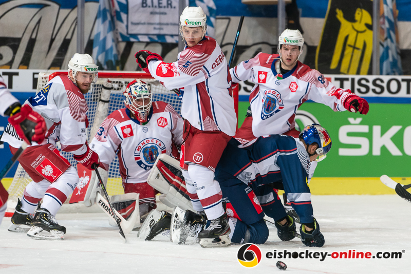 Keith Aulie (EHC Red Bull Muenchen) im Gewuehl vor dem Kasten von Igor Brikun (Torwart, Yunost Minsk) im Achtelfinal-Rückspiel der Champions Hockey League zwischen dem EHC Red Bull München und Yunost Minsk (Weißrussland) am 20.11.2019.
