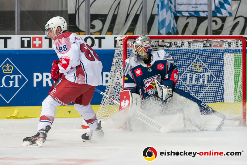 Denis Tsyganov (Yunost Minsk) vor Kevin Reich (Torwart, EHC Red Bull Muenchen) im Achtelfinal-Rückspiel der Champions Hockey League zwischen dem EHC Red Bull München und Yunost Minsk (Weißrussland) am 20.11.2019.