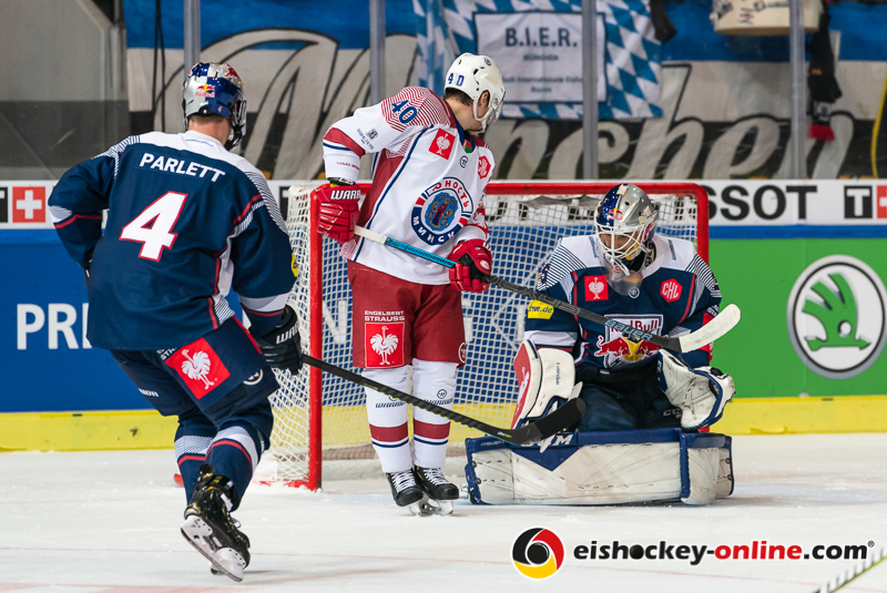 Blake Parlett (EHC Red Bull Muenchen) und Kevin Reich (Torwart, EHC Red Bull Muenchen) verteidigen gegen Dmitri Kolgotin (Yunost Minsk) im Achtelfinal-Rückspiel der Champions Hockey League zwischen dem EHC Red Bull München und Yunost Minsk (Weißrussland) am 20.11.2019.
