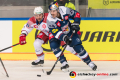 Dmitri Zhelnerovski (Yunost Minsk) gegen Bobby Sanguinetti (EHC Red Bull Muenchen) im Achtelfinal-Rückspiel der Champions Hockey League zwischen dem EHC Red Bull München und Yunost Minsk (Weißrussland) am 20.11.2019.