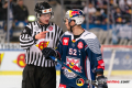 Patrick Hager (EHC Red Bull Muenchen) wird von einem Hauptschiedsrichter belehrt im Achtelfinal-Rückspiel der Champions Hockey League zwischen dem EHC Red Bull München und Yunost Minsk (Weißrussland) am 20.11.2019.