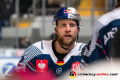 Andrew Bodnarchuk (EHC Red Bull Muenchen) kehrt nach seinem erloesenden Treffer zum 1:0 zur Bank zurueck im Achtelfinal-Rückspiel der Champions Hockey League zwischen dem EHC Red Bull München und Yunost Minsk (Weißrussland) am 20.11.2019.