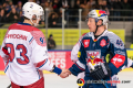 Shakehands zwischen Vadim Shyochin (Yunost Minsk) und Mark Voakes (EHC Red Bull Muenchen) im Achtelfinal-Rückspiel der Champions Hockey League zwischen dem EHC Red Bull München und Yunost Minsk (Weißrussland) am 20.11.2019.