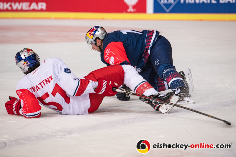 Kapitäne unter sich: Matthias Trattnig (EC Red Bull Salzburg) und Michael Wolf (EHC Red Bull Muenchen) im Halbfinal-Hinspiel der Champions Hockey League zwischen dem EHC Red Bull München und dem EC Red Bull Salzburg (Österreich) am 08.01.2019.