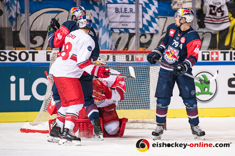 Trevor Parkes (EHC Red Bull Muenchen) und John Mitchell (EHC Red Bull Muenchen) gegen Brent Regner (EC Red Bull Salzburg) und Lukas Herzog (Torwart, EC Red Bull Salzburg) im Halbfinal-Hinspiel der Champions Hockey League zwischen dem EHC Red Bull München und dem EC Red Bull Salzburg (Österreich) am 08.01.2019.