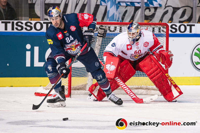 Trevor Parkes (EHC Red Bull Muenchen) und Lukas Herzog (Torwart, EC Red Bull Salzburg) im Halbfinal-Hinspiel der Champions Hockey League zwischen dem EHC Red Bull München und dem EC Red Bull Salzburg (Österreich) am 08.01.2019.
