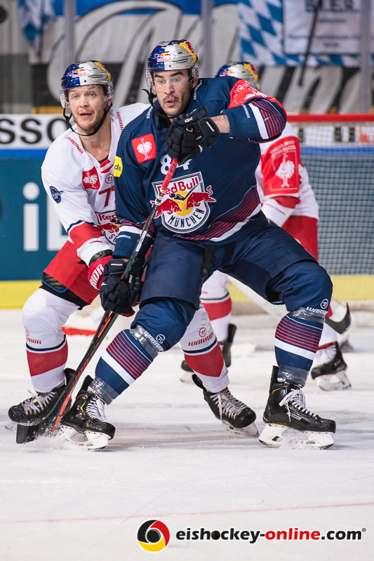 John Hughes (EC Red Bull Salzburg) und Trevor Parkes (EHC Red Bull Muenchen) im Halbfinal-Hinspiel der Champions Hockey League zwischen dem EHC Red Bull München und dem EC Red Bull Salzburg (Österreich) am 08.01.2019.