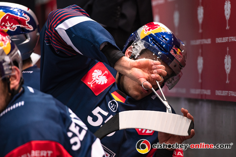 Nachjustieren der Ausrüstung bei Ryan Button (EHC Red Bull Muenchen) im Halbfinal-Hinspiel der Champions Hockey League zwischen dem EHC Red Bull München und dem EC Red Bull Salzburg (Österreich) am 08.01.2019.