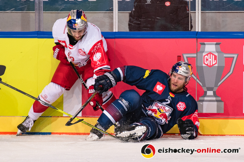 Florian Baltram (EC Red Bull Salzburg) gegen Andrew Bodnarchuk (EHC Red Bull Muenchen) im Halbfinal-Hinspiel der Champions Hockey League zwischen dem EHC Red Bull München und dem EC Red Bull Salzburg (Österreich) am 08.01.2019.