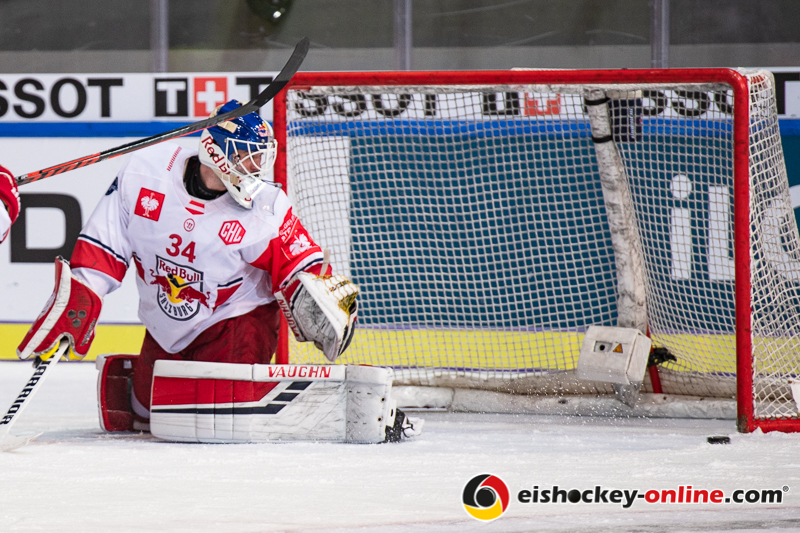 Steve Michalek (Torwart, EC Red Bull Salzburg) ist hier im Glück im Halbfinal-Hinspiel der Champions Hockey League zwischen dem EHC Red Bull München und dem EC Red Bull Salzburg (Österreich) am 08.01.2019.