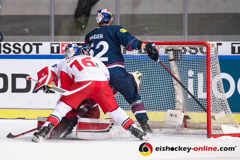Steve Michalek (Torwart, EC Red Bull Salzburg) und Ryan Duncan (EC Red Bull Salzburg) verteidigen gegen Patrick Hager (EHC Red Bull Muenchen) im Halbfinal-Hinspiel der Champions Hockey League zwischen dem EHC Red Bull München und dem EC Red Bull Salzburg (Österreich) am 08.01.2019.