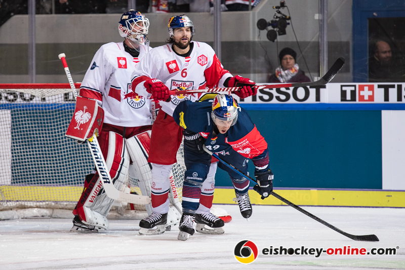 Steve Michalek (Torwart, EC Red Bull Salzburg) und Alexander Pallestrang (EC Red Bull Salzburg) gegen Mark Voakes (EHC Red Bull Muenchen) im Halbfinal-Hinspiel der Champions Hockey League zwischen dem EHC Red Bull München und dem EC Red Bull Salzburg (Österreich) am 08.01.2019.