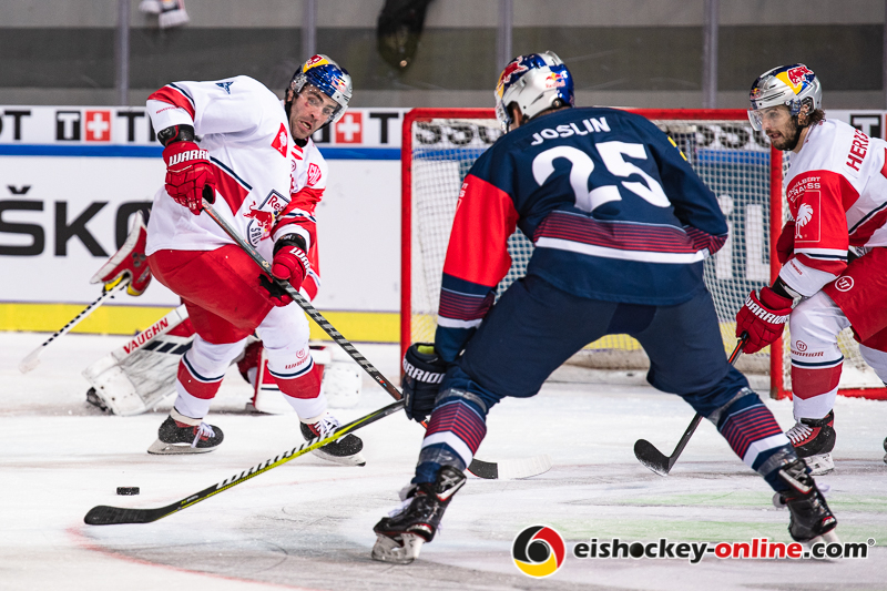 Michael Schiechl (EC Red Bull Salzburg) , Derek Joslin (EHC Red Bull Muenchen) und Raphael Herburger (EC Red Bull Salzburg) im Halbfinal-Hinspiel der Champions Hockey League zwischen dem EHC Red Bull München und dem EC Red Bull Salzburg (Österreich) am 08.01.2019.